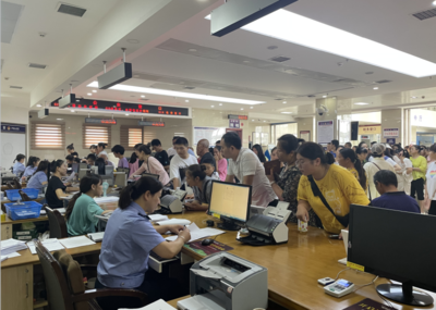 县公安局人口与出入境管理大队多措并举应对暑假办证高峰，助力入境旅游发展